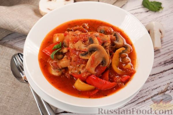 Курица, тушенная с болгарским перцем и грибами, в винно-томатном соусе