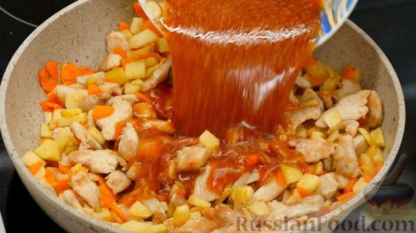 Куриное филе с морковью и яблоком в кисло-сладком соусе