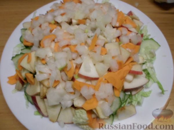 Овощной салат с яблоком и кунжутом