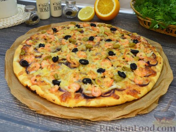Пицца с морепродуктами, ананасом, маслинами и красным луком