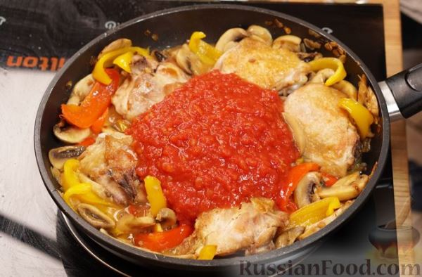 Курица, тушенная с болгарским перцем и грибами, в винно-томатном соусе