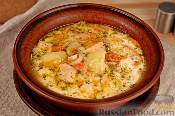 Сливочный суп с красной рыбой, сыром, помидорами и сельдереем