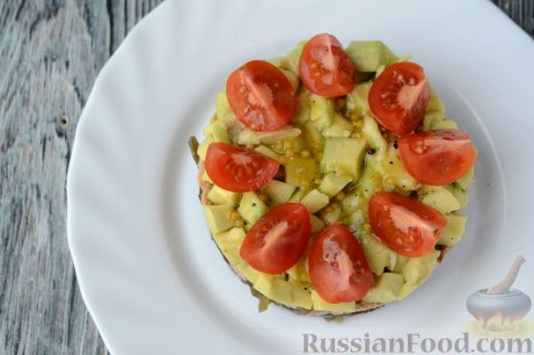 Салат из морской капусты, с тунцом и авокадо
