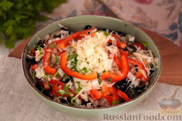 Салат с квашеной капустой, болгарским перцем и маслинами