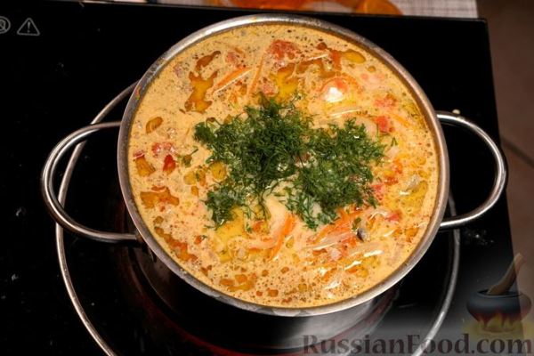 Сливочный суп с красной рыбой, сыром, помидорами и сельдереем